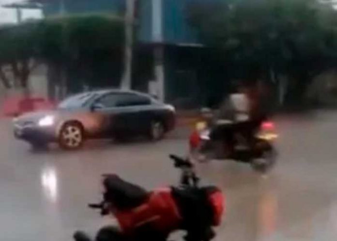 ¡Brutal choque en México! Se estrelló contra carro y se ahogó con su sangre