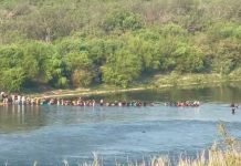 Masivo cruce de migrantes guiados por «coyotes» en el mortífero Río Bravo Masivo cruce de migrantes guiados por "coyotes" en el mortífero Río Bravo