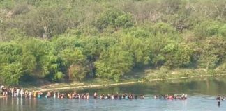 Masivo cruce de migrantes guiados por "coyotes" en el mortífero Río Bravo