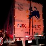 "Coyotes" dejan abandonados a 98 migrantes dentro de un tráiler en México