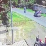 Irresponsable colisiona a motociclista y se da a la fuga en Managua (VIDEO) Escena de accidente de tránsito en Managua