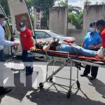 Al hospital mandan a una joven motociclista tras accidente en Managua Accidente de tránsito en sector de los Juzgados de Managua