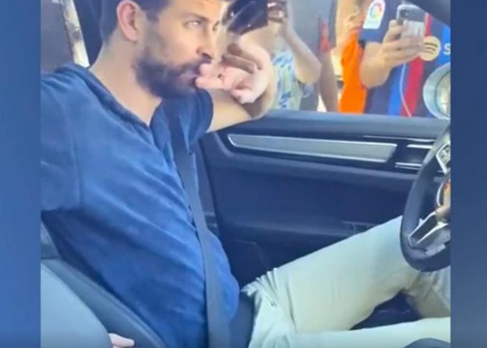 Cachan a Piqué escuchando canción en el carro