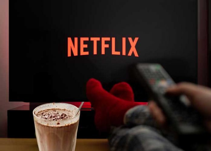 Persona viendo Netflix con un pinolillo