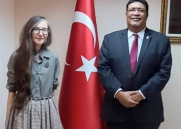 Señora Fatma Pihava Ünlü y Compañero Valdrack Jaentschke