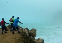 Familia es arrastrada por fuertes corrientes al mar Omán