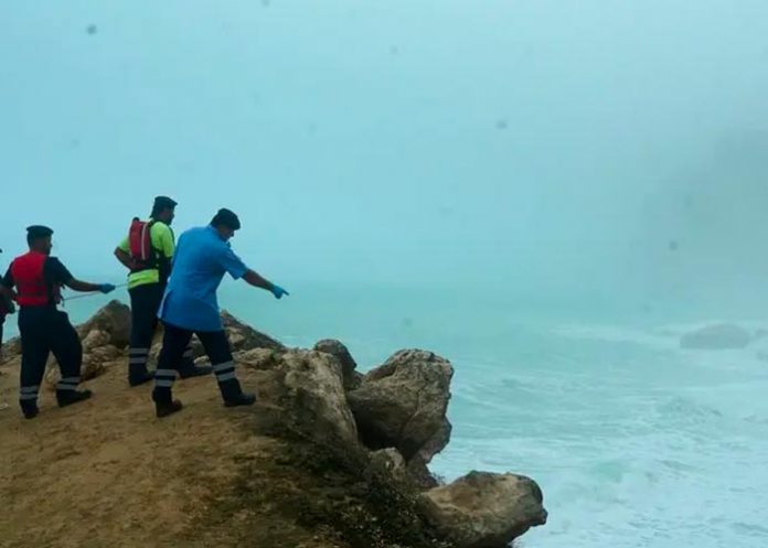 oman2 Familia es arrastrada por fuertes corrientes al mar Omán