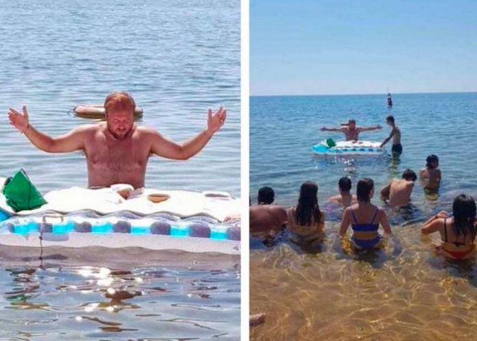 Misa en Italia: jóvenes participaron en trajes de baños