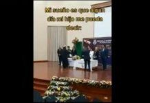 Niño dedica a mamá emotivas palabras en graduación