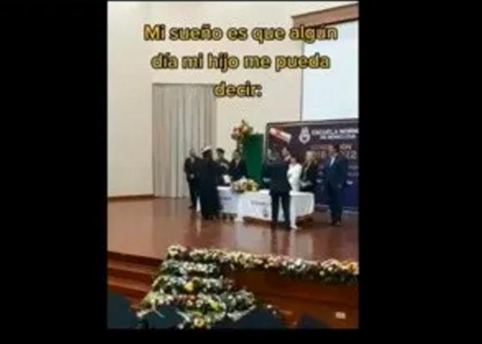 Niño dedica a mamá emotivas palabras en graduación