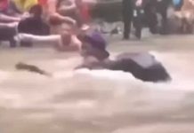 Migrante con bebé en brazo casi muere ahogado al cruzar río en Panamá Migrante con bebé en brazo casi muere ahogado al cruzar río en Panamá