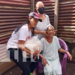 Entrega de paquetes alimenticios en Managua