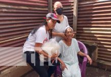 Entregan paquetes alimenticios a madres de héroes en barrio de Managua Entrega de paquetes alimenticios en Managua
