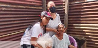 Entrega de paquetes alimenticios en Managua