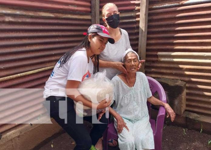 Entrega de paquetes alimenticios en Managua