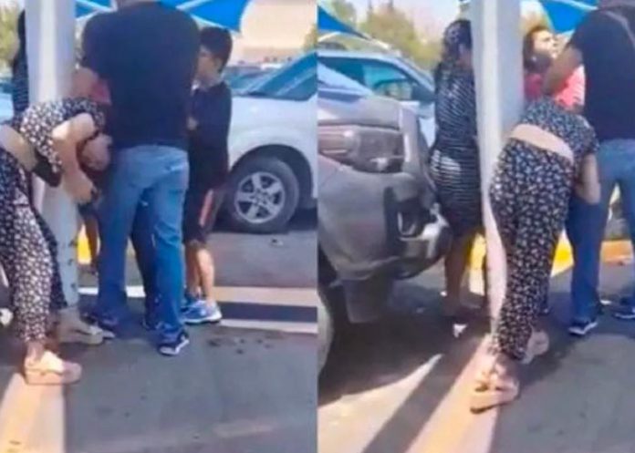 Le bajaron al esposo y jalonea del cabello a la otra chica