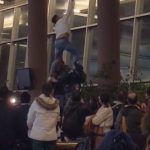 Hombres hacen pirámide para rescatar globo de Peppa de niña que lloraba Se le escapa globo Peppa Pig de las manos a una niña