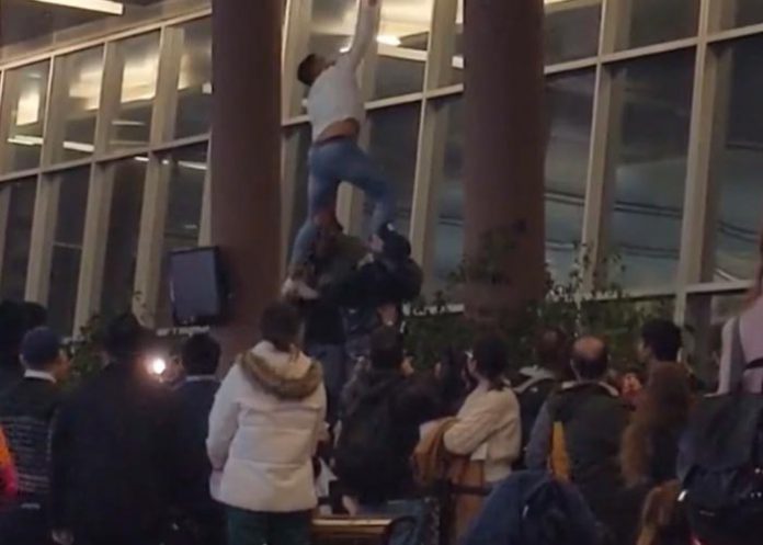 Se le escapa globo Peppa Pig de las manos a una niña