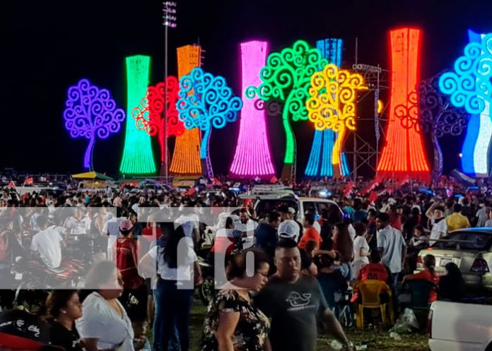 Fuegos artificiales iluminan Managua y reciben el 19 de julio