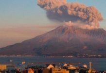 Volcán entra en erupción en una isla de Japón