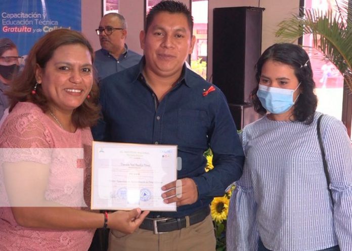 Jóvenes de Estelí se gradúan de diferentes carreras técnicas