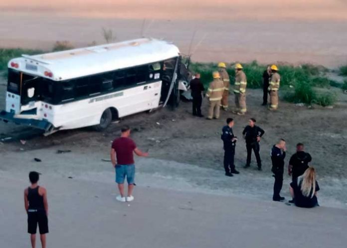 Chofer de bus se queda dormido y termina cayendo al Río Bravo