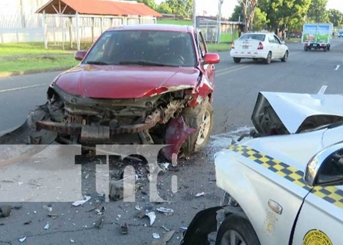 Choque de taxi con vehículo en Managua