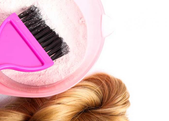 ¿Andas corta de dinero? Mujer usa su flujo vaginal para teñir su cabello