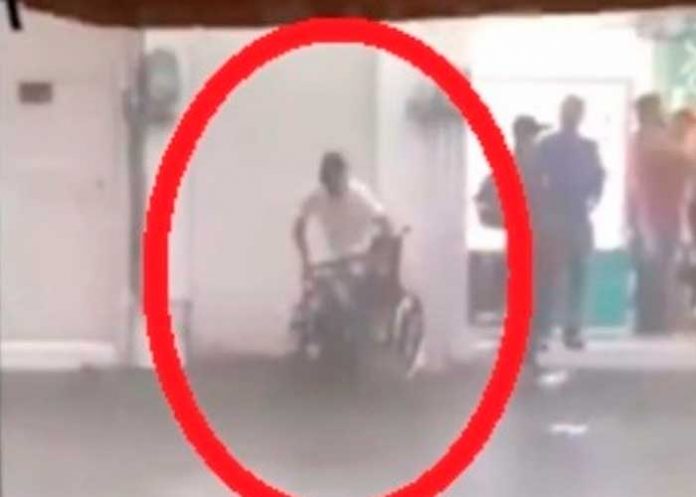 tendencias1} ¡Lluvia milagrosa! Paralítico se levanta de silla de ruedas para no mojarse