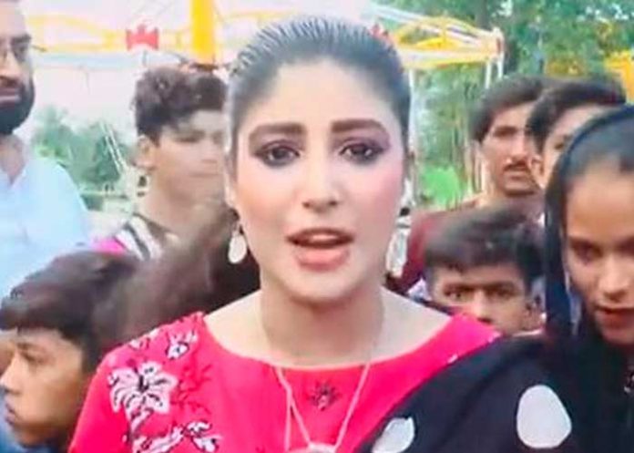 ¡Viral! En plena transmisión en vivo, periodista cacheteó a un joven