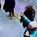 ¿Buscaban salvar sus almas? Rocían agua bendita frente a un bar gay ¿Buscaban salvar sus almas? Rocían agua bendita frente a un bar gay