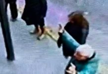 ¿Buscaban salvar sus almas? Rocían agua bendita frente a un bar gay ¿Buscaban salvar sus almas? Rocían agua bendita frente a un bar gay