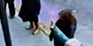 ¿Buscaban salvar sus almas? Rocían agua bendita frente a un bar gay