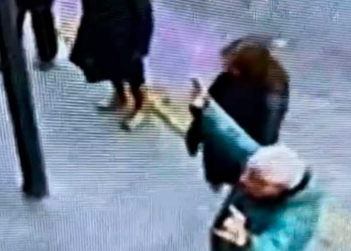 ¿Buscaban salvar sus almas? Rocían agua bendita frente a un bar gay