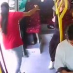 ¡Imprudencia! Muere mujer tras caer por la puerta abierta de microbús ¡Imprudencia! Muere mujer tras caer por la puerta abierta de microbús