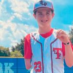 ¡Una inspiración para todos nosotros! Niño que juega béisbol sin un brazo