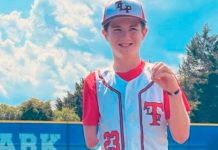 ¡Una inspiración para todos nosotros! Niño que juega béisbol sin un brazo ¡Una inspiración para todos nosotros! Niño que juega béisbol sin un brazo