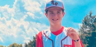 ¡Una inspiración para todos nosotros! Niño que juega béisbol sin un brazo