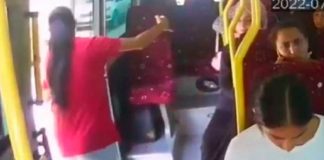 ¡Imprudencia! Muere mujer tras caer por la puerta abierta de microbús