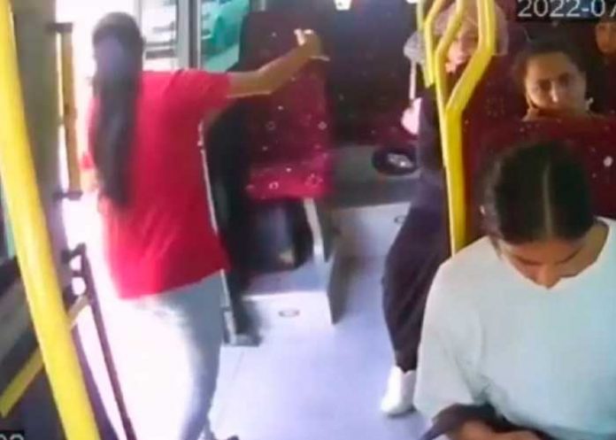 video2 ¡Imprudencia! Muere mujer tras caer por la puerta abierta de microbús