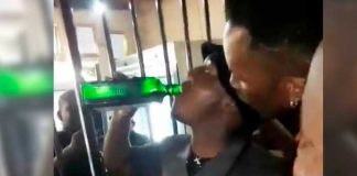 ¡Todo por una apuesta! Muere por beber una botella de alcohol en 2 minutos