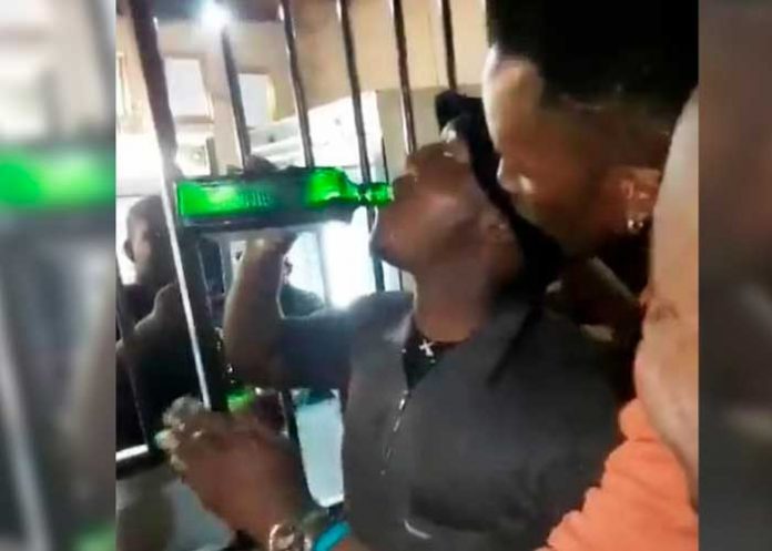 ¡Todo por una apuesta! Muere por beber una botella de alcohol en 2 minutos