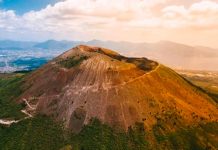 Turista de EE.UU cae al cráter de volcán al querer ‘recuperar su celular’ Turista 'no estaba en la raya' al caer en cráter de Volcán