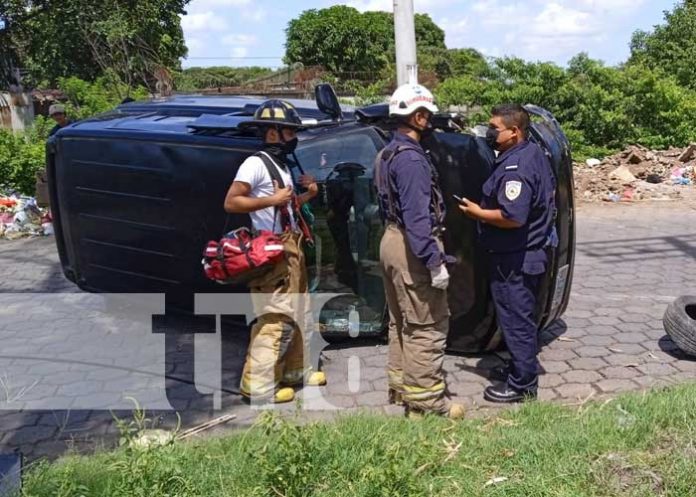 Vuelco de vehículo en la pista El Dorado, en Managua
