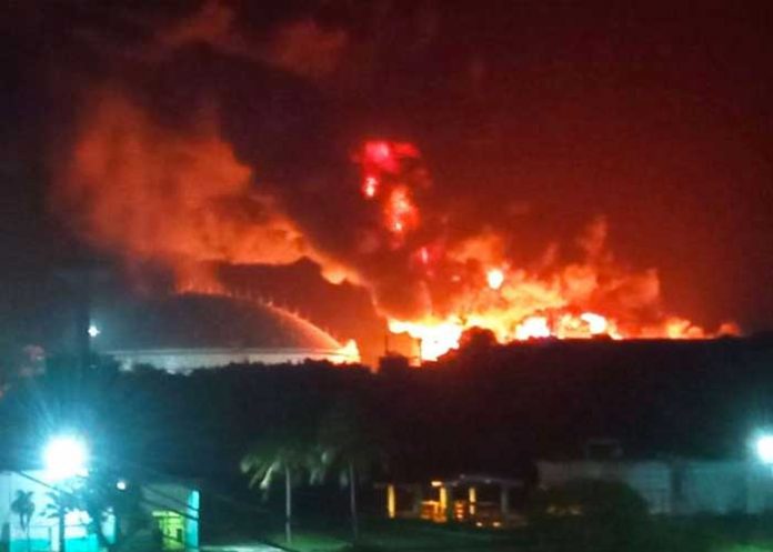 Cuba: Bomberos continúan con ardua labor para apagar incendio en Matanzas
