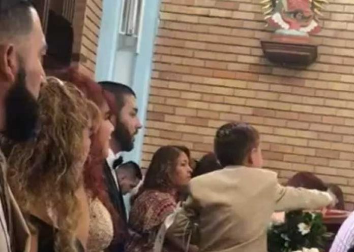Momento gracioso: Niño engaña a sacerdote al no echar la ofrenda