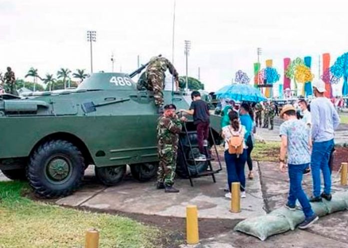 Exhibición militar en la Plaza la Fe todo un éxito