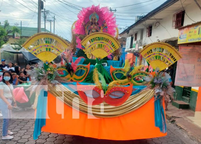 Comparsas y carrozas llenan de fantasía y color las calles de Juigalpa