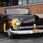 'Quién da más': Subastan auto original de 'Vaselina' con firma de Olivia Newton