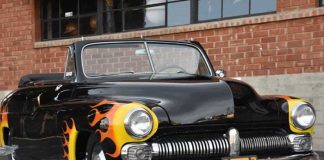 'Quién da más': Subastan auto original de 'Vaselina' con firma de Olivia Newton